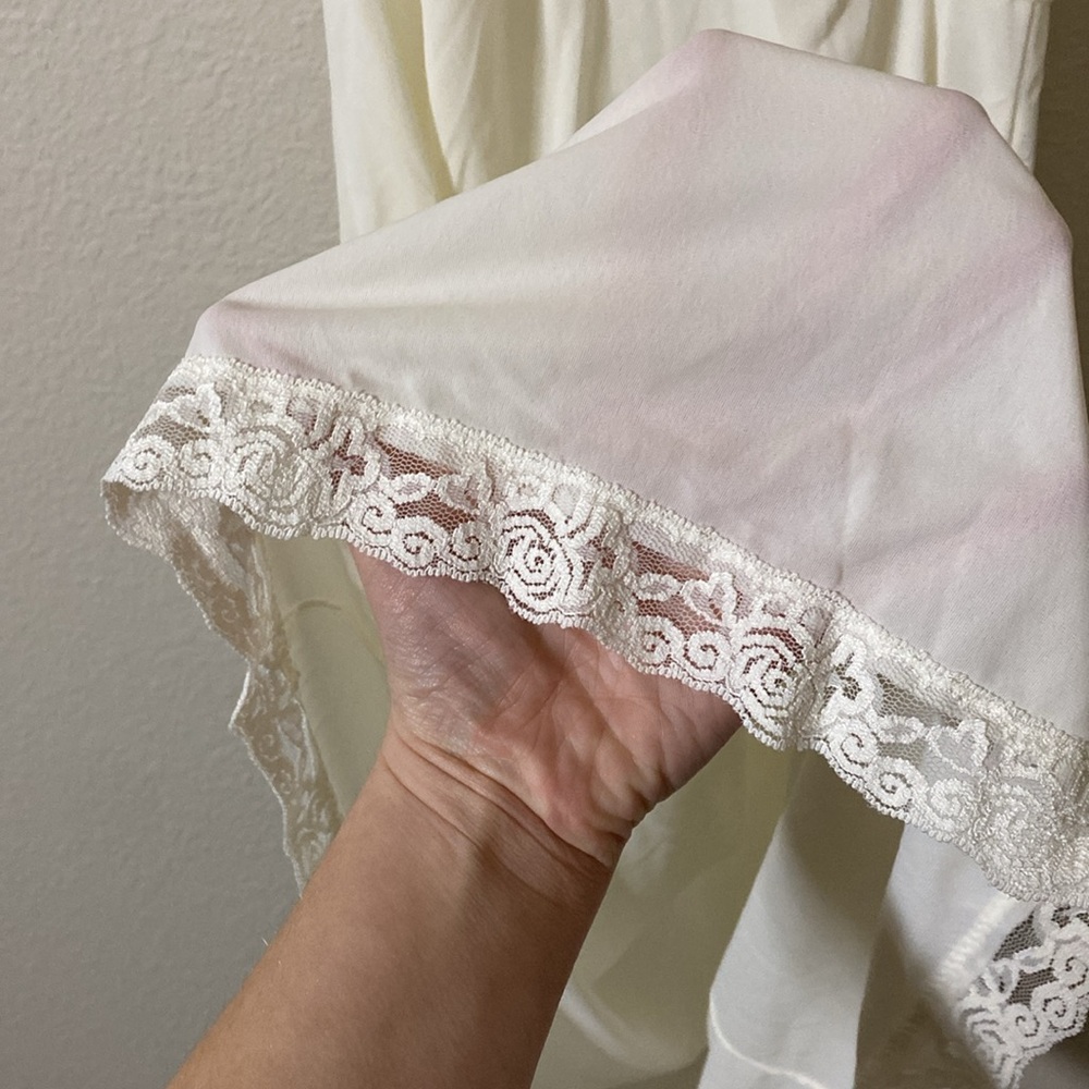 🌵NWT Vintage Elegant Lace-Trimmed IvoryNightgown! - Picture 4 of 9